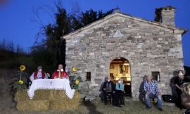 Serralta, gli abitanti del castello si ritrovano dopo il lockdown con padre Luciano Genga