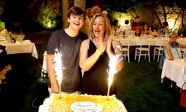 Pollenza, "I miei primi 50 anni": Deborah Pantana festeggia sotto le stelle del Parco Hotel (VIDEO e FOTO)