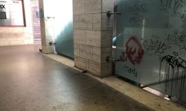 Macerata, degrado e  inciviltà alla “Galleria del Commercio”: la protesta dei cittadini (FOTO)