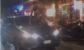 Civitanova, perde una "gara di cicchetti" e in mutande salta sopra un'auto ubriaco (VIDEO)