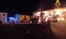 Recanati, va a fuoco un fienile nella notte: vigili del fuoco al lavoro da ore