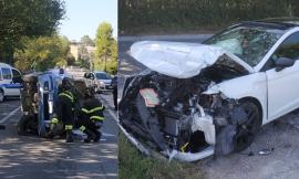 Morrovalle, violento scontro tra due auto, una si ribalta: 70enne in gravi condizioni a Torrette (FOTO)