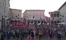 Macerata, Il lancio dei tocchi in piazza  conclude la tre giorni di festa dei laureati Unimc
