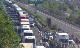 Civitanova - Incidente in autostrada, si ribalta roulotte: traffico bloccato