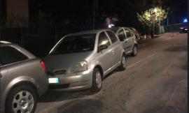 Macerata, giovane coppia ubriaca sveglia via Piave: durante il litigio fanno "strike" contro 3 auto parcheggiate
