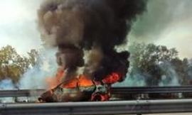 Civitanova, paura in superstrada: auto divorata dalle fiamme (FOTO)