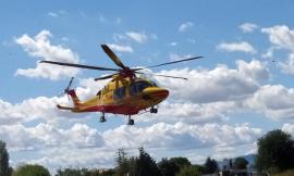 Treia, macchinario si attiva durante la pulizia: operaio a Torrette in elisoccorso