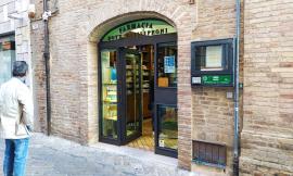 Attimi di terrore a Macerata, ubriaco entra all'interno della Farmacia e aggredisce il titolare e un passante