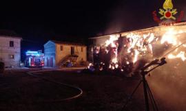 San Ginesio, va a fuoco fienile con 100 rotoballe: vigili del fuoco al lavoro da ore