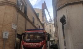 Macerata, cadono pezzi di intonaco da una finestra: vigili del fuoco al lavoro in via De Vico (FOTO)