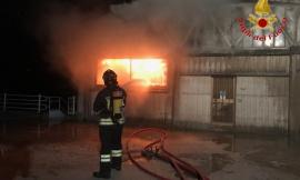 Paura ad Appignano, 3 capannoni in fiamme nella notte: Vigili del Fuoco al lavoro (VIDEO e FOTO)