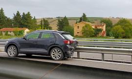 Tolentino, tentano di evitare due cani ma si schiantano con l'auto contro il guard-rail: caos sulla "Valdichienti" (FOTO)