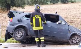 Treia, sbanda con l'auto e finisce in un fosso: 40enne trasportato a Torrette in codice rosso (VIDEO e FOTO)