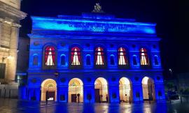 Macerata, lo Sferisterio si illumina di blu per la campagna "Uniti per la dislessia"