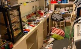 Macerata, raid nella notte alla Tabaccheria "Vintage": scardinata la porta blindata