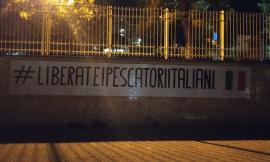 "Liberate i pescatori italiani detenuti in Libia": lo striscione spunta anche a Macerata