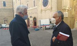 Macerata - Attesa per Mattarella, passeggiata a tu per tu col sindaco: dai vaccini ai bus affollati