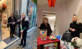 Macerata, taglio del nastro per una nuova attività in centro: Tiziana Frontini inaugura "Up"