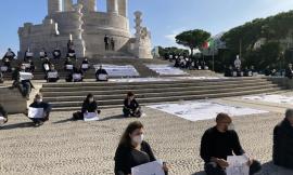 Seduti a terra e tavole imbandite: al Passetto di Ancona va in scena il flash mob dei commercianti