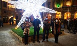 Tolentino accende il Natale con una grande stella cometa in piazza della Libertà (FOTO)