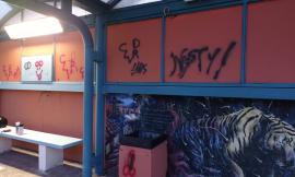 Imbrattano la fermata del treno di Fontescodella con bombolette spray: denunciati 2 minorenni (FOTO)