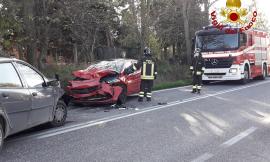 Recanati, frontale tra due auto lungo la Regina: 2 giovani al Pronto Soccorso