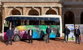 Recanati, Leopardi, Gigli e Lotto colorano il nuovo scuolabus targato Contram