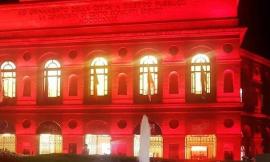 Lo Sferisterio si illumina di rosso e arancione per dire no alla violenza contro le donne