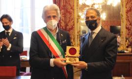 Macerata, Parcaroli omaggia il Questore Pignataro: "un amico con profonde doti umane"