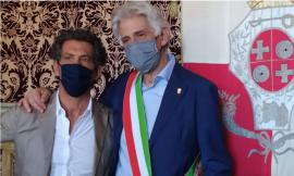 Macerata, "Tanti Auguri Sindaco Parcaroli": i commercianti festeggiano il primo cittadino