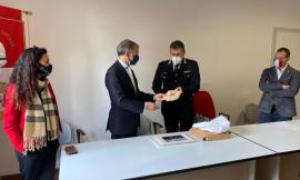 Macerata, il saluto della Polizia Locale al questore Pignataro: donato un crest del Comando