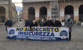 Macerata, "No al decreto in-sicurezza": flash mob di Fratelli d'Italia in piazza della Libertà (VIDEO)