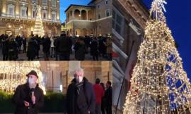 Macerata accoglie il Natale "anno zero": l'albero scalda il centro storico e le luminarie tutta la città (Fotogallery)