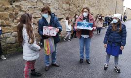 Camerino, mascherine in dono agli alunni delle elementari in ricordo della maestra Lina