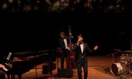 Tolentino, gli auguri in musica del Politeama sono anche solidali (VIDEO)