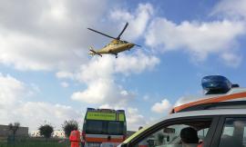 San Severino, perde il controllo della moto e si schianta contro un albero: centauro trasportato a Torrette