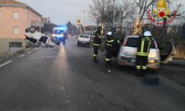 Recanati - scontro tra due auto all'incrocio, una si ribalta: 2 feriti al Pronto Soccorso