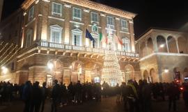 Macerata si gode l'ultimo weekend 'giallo' prima del Natale tra shopping e controlli (FOTO)