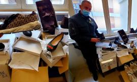 Civitanova, scarpe "Gucci" e "Louis Vuitton" contraffatte vendute al mercato: sequestrate 200 paia (VIDEO)