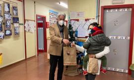 Macerata, il 'Buon Natale' di Parcaroli arriva al Nido Aquilone: donati libri ai bimbi dell'asilo
