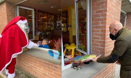 Camerino, Babbo Natale in visita ai bimbi delle scuole materne ed elementari