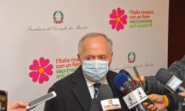I vaccini viaggiano in aereo: quasi 2.000 quelli destinati agli ospedali maceratesi