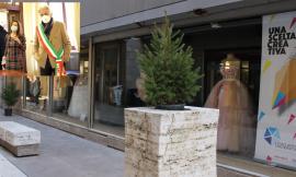 Macerata, "arte della speranza": nuova vita per le vetrine abbandonate del centro