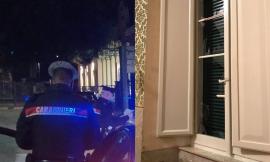 Pollenza - Petardi frantumano finistre Municipio, individuato l'autore: è un 48enne del posto
