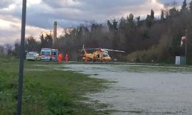 Macerata, caduta rovinosa con la bici: 14enne soccorso in eliambulanza