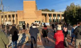 "Acquaroli, ce senti? Riapri le scole": continua la protesta in Regione di studenti e insegnanti