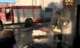 Civitanova, muletto in fiamme in una ditta: intervengono i vigili del fuoco