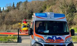 Macerata, travolto da un'auto mentre attraversa: uomo in codice rosso a Torrette (VIDEO)