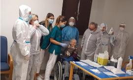 Treia, il vaccino “Moderna” arriva alla Casa di Riposo: è Ida di 106 anni la prima a riceverlo