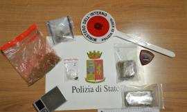 Beccato con la droga tenta di disfarsene gettandola dalla finestra: in arresto un 19enne